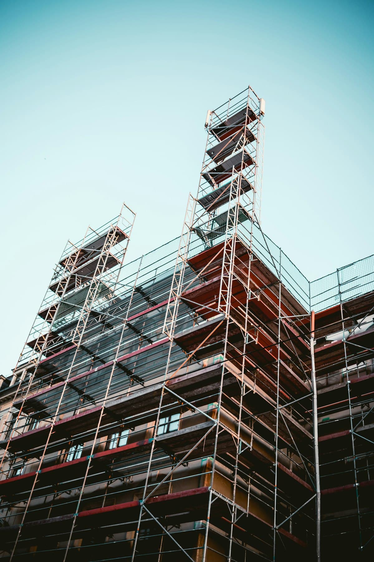 Rénovation de façade sur échafaudage